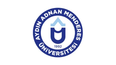 تأسست جامعة عدنان مندريس Adnan Menderes Üniversitesi عام 1992 في أيدين مع 5 كليات وكلية تطبيقية واحدة ومعهد مهني واحد و 3 معاهد دراسات عليا