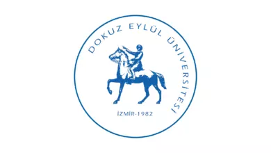 تأسست جامعة دوكوز ايلول Dokuz Eylül Üniversitesi عام 1982 في إزمير يتم اختصارها كـ DEU . وبدأت الجامعة أنشطتها التعليمية عام 1989