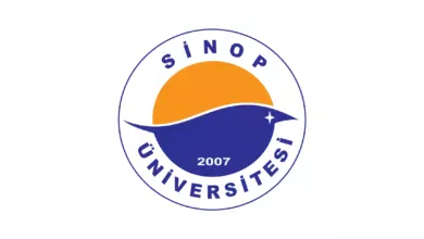 تقع جامعة سينوب Sinop Üniversitesi في أقصى شمال تركيا، سينوب في عام 2007 ، اكتسبت مكانة جامعة بمرسوم رئاسي قبل إنشاء الجامعة