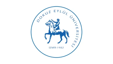 تأسست جامعة دوكوز ايلول Dokuz Eylül Üniversitesi عام 1982 في إزمير يتم اختصارها كـ DEU . وبدأت الجامعة أنشطتها التعليمية عام 1989