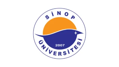 تقع جامعة سينوب Sinop Üniversitesi في أقصى شمال تركيا، سينوب في عام 2007 ، اكتسبت مكانة جامعة بمرسوم رئاسي قبل إنشاء الجامعة
