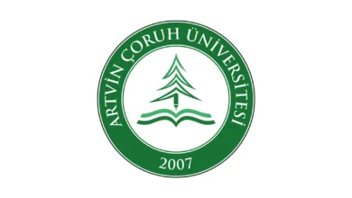 تأسست جامعة ارتفين تشوروه Artvin Çoruh Üniversitesi في عام 2007 ، من خلال الانفصال عن جامعة كارادينيز التقنية التابعة لها.