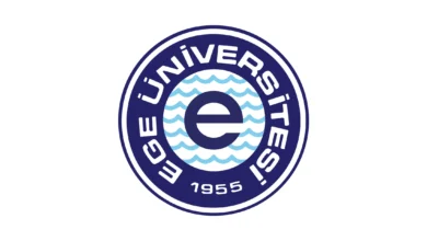 بدأت جامعة ايجه حياتها التعليمية في 9 مارس 1956 باعتبارها رابع جامعة في تركيا. أول كليات الجامعة هي كليتي الطب والزراعة
